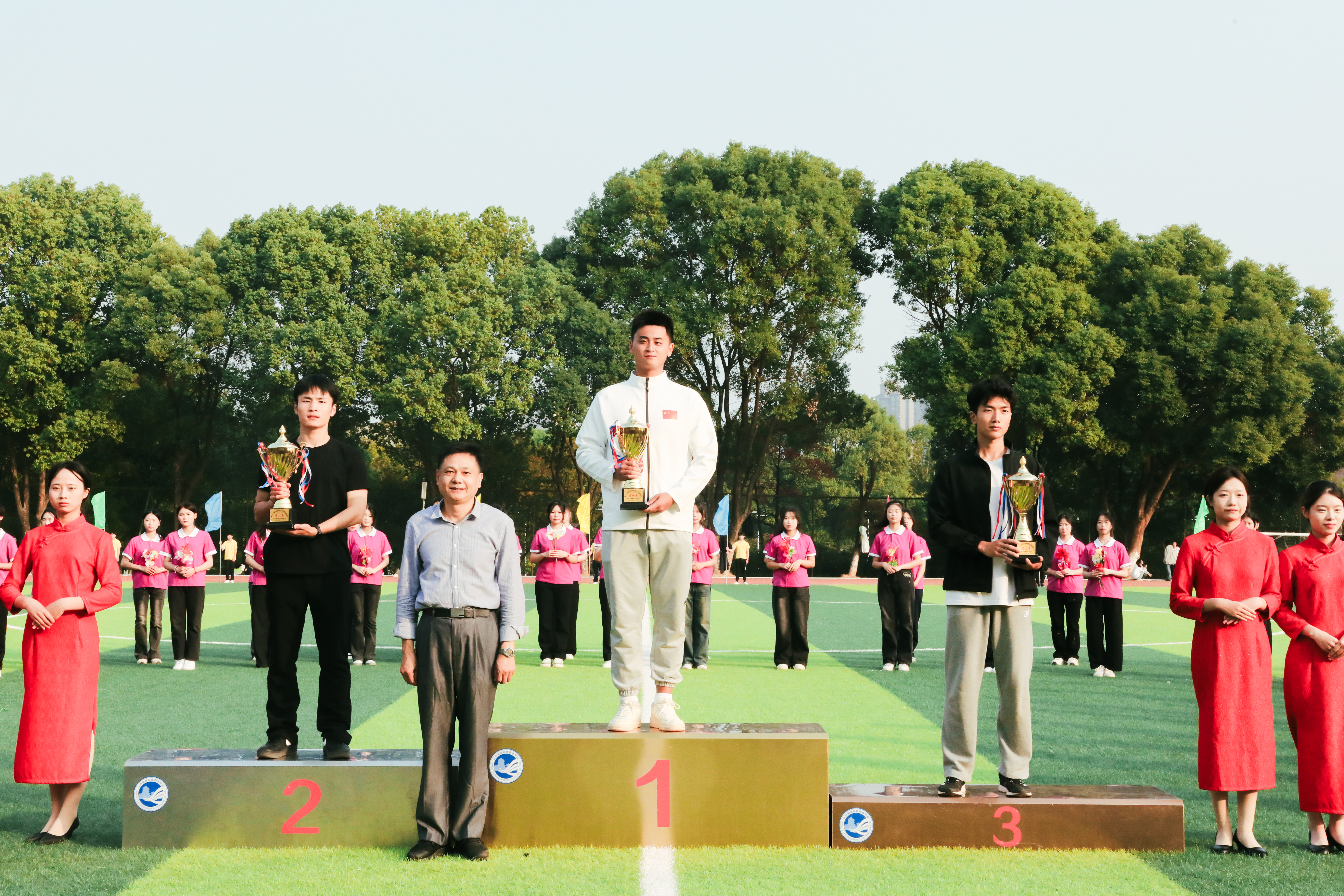 4学生体育组团体总分前三名.jpg
