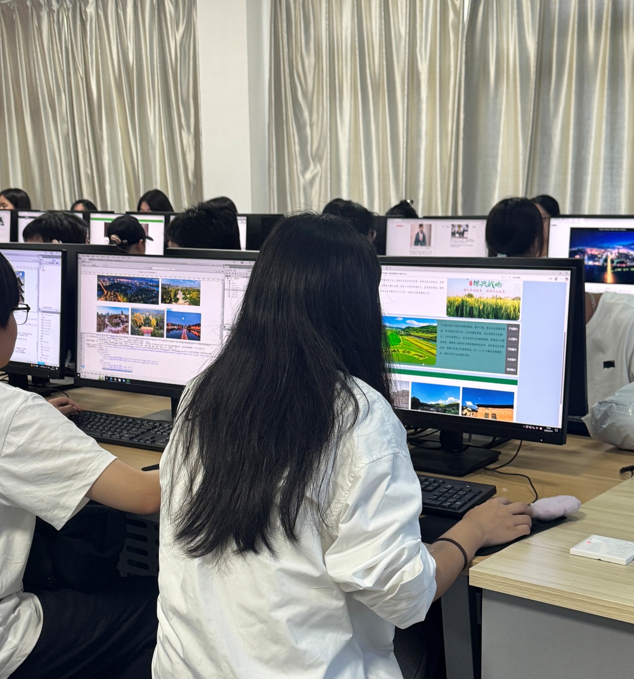 2025年5月14日江西旅游商贸职业学院艺术传媒与计算机学院开展“数字赋能美丽家乡”-web前端设计大赛比赛现场照片参赛者认真制作.jpeg