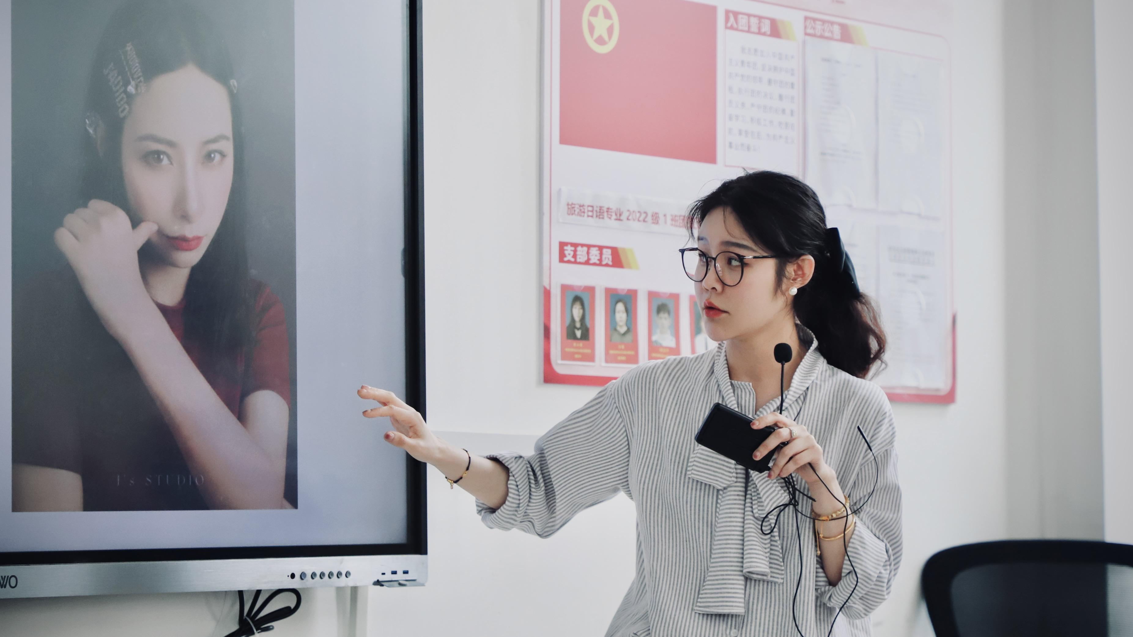 2025年5月7日李婧老师为学生讲授人像摄影.png