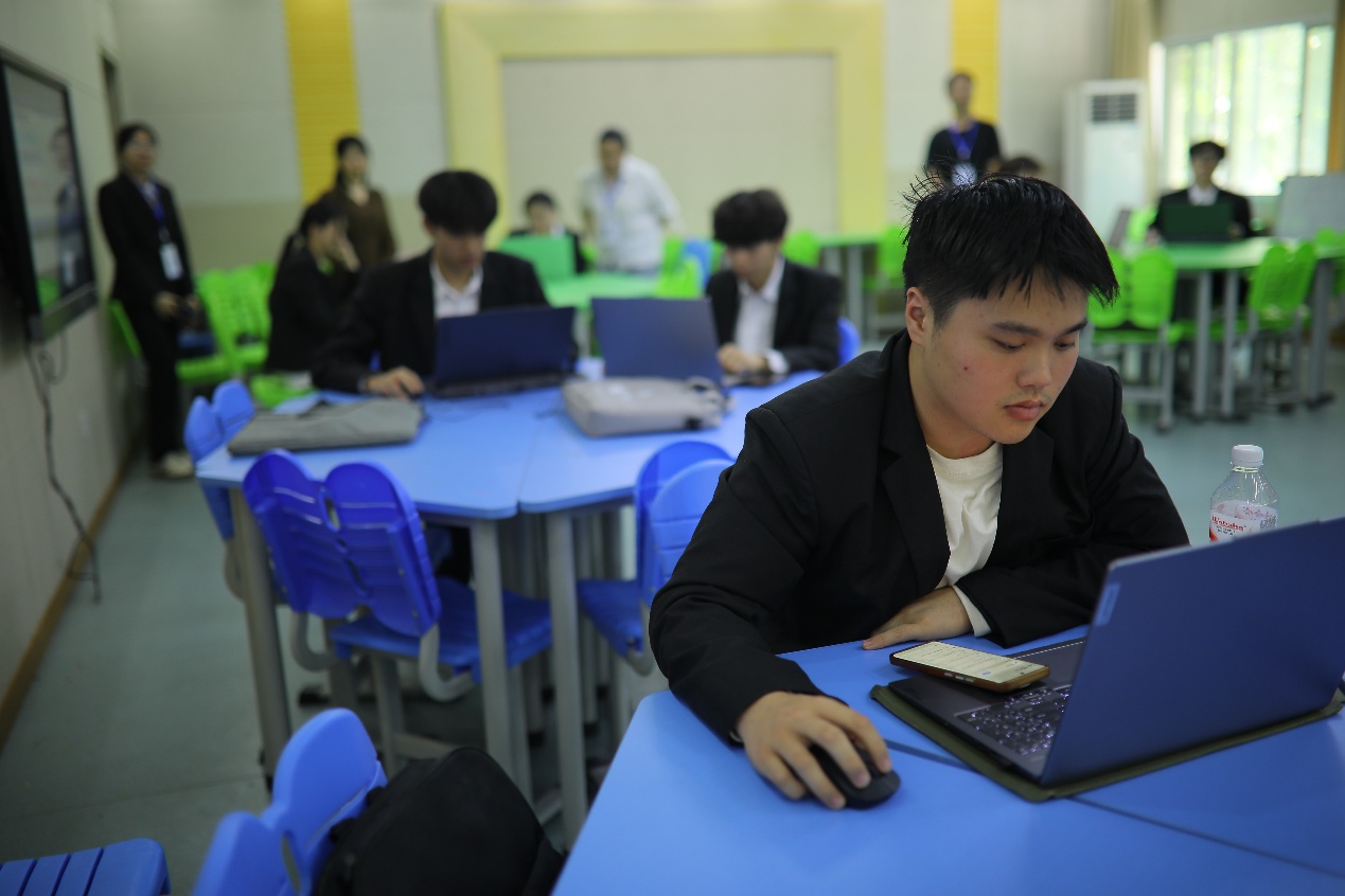 2025年5月14日，学生利用AI处理海量数据.jpeg