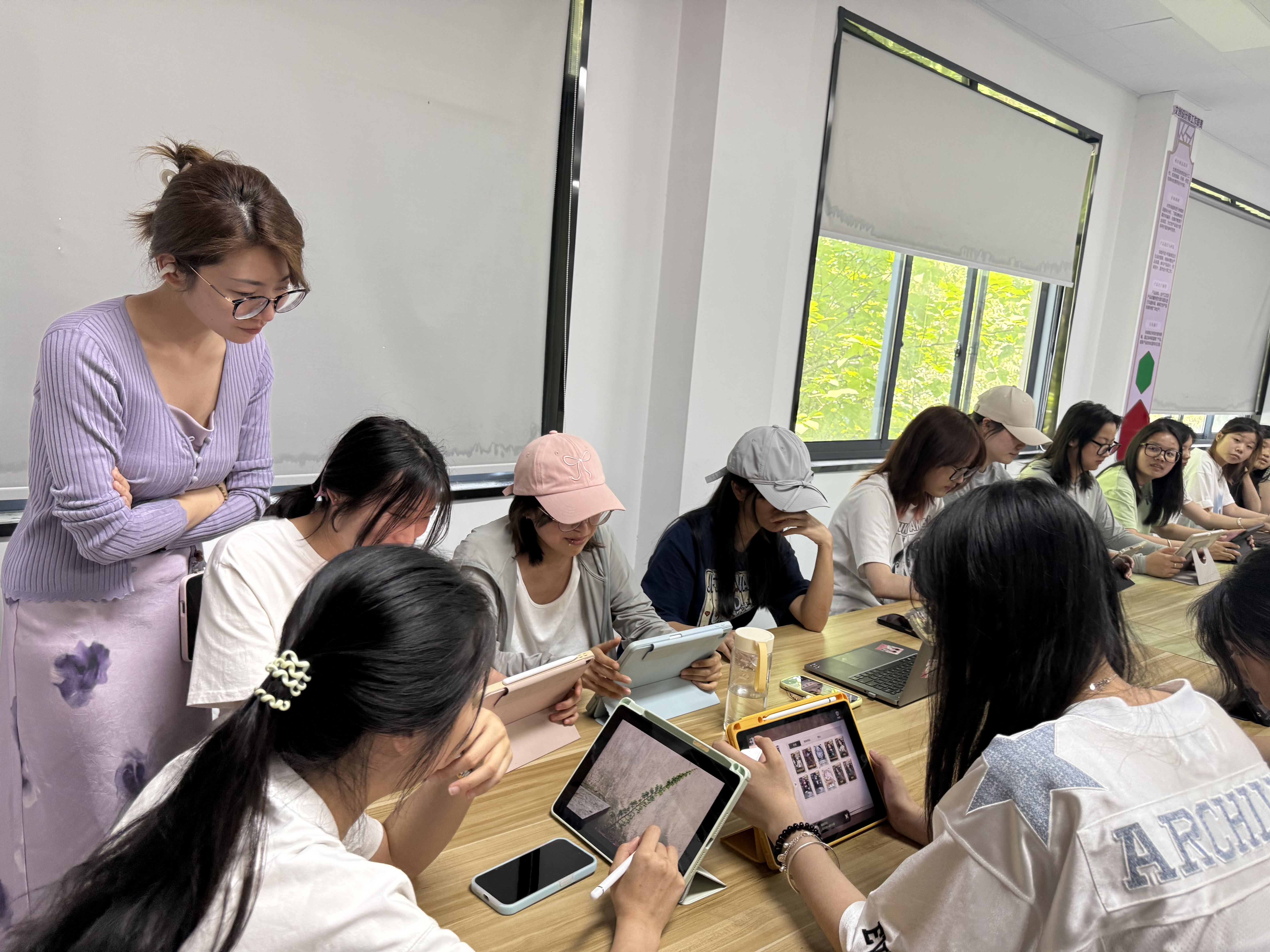 2025年5月14日章立婧老师指导学生的摄影方法.JPG