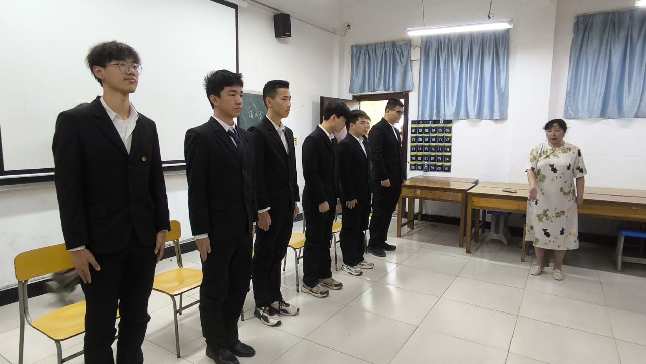 2025年5月14日，谢吉萍老师指导学生们的动作.jpeg