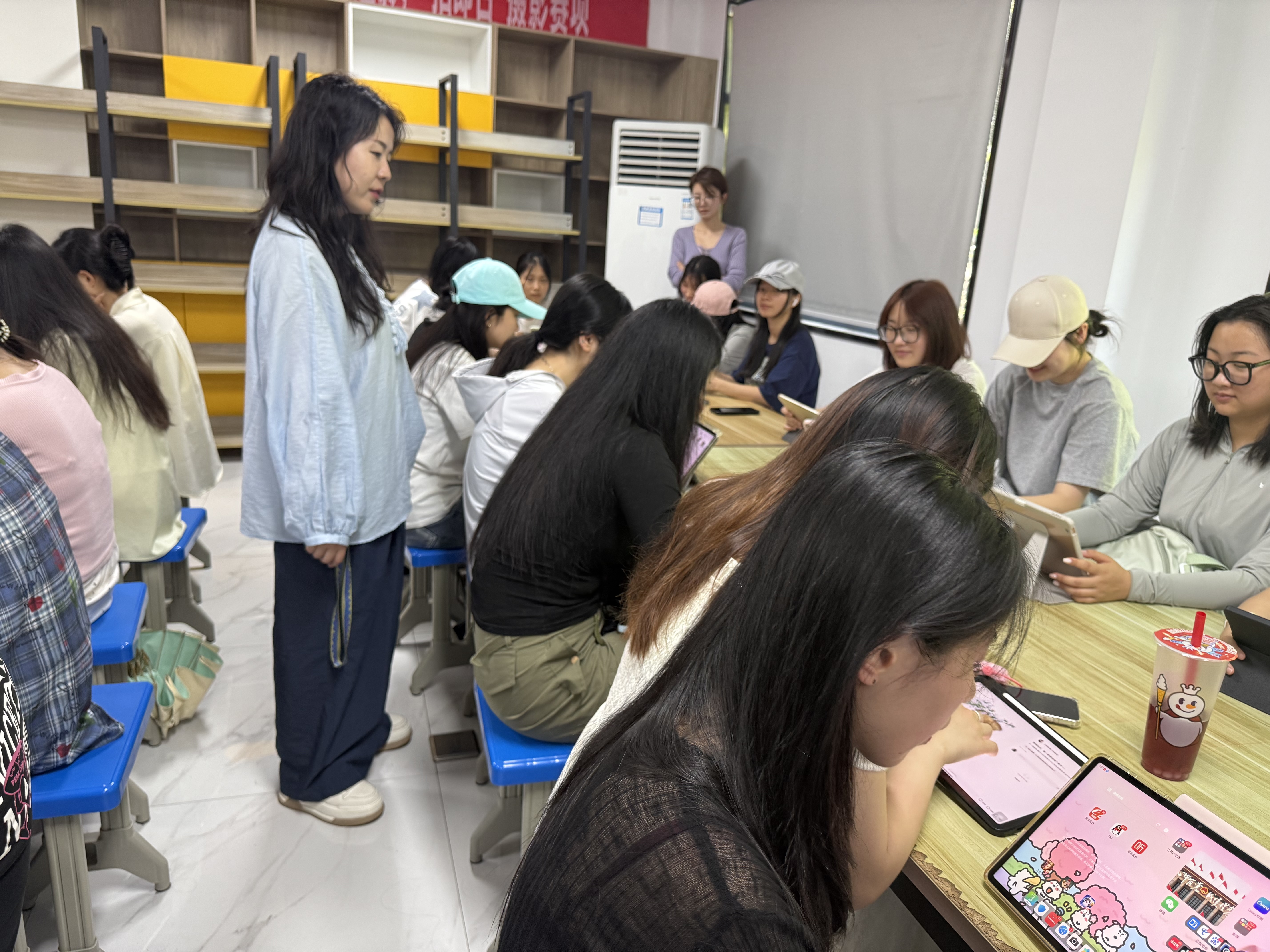 2025年5月14日刘玮老师指导学生的摄影方法.JPG