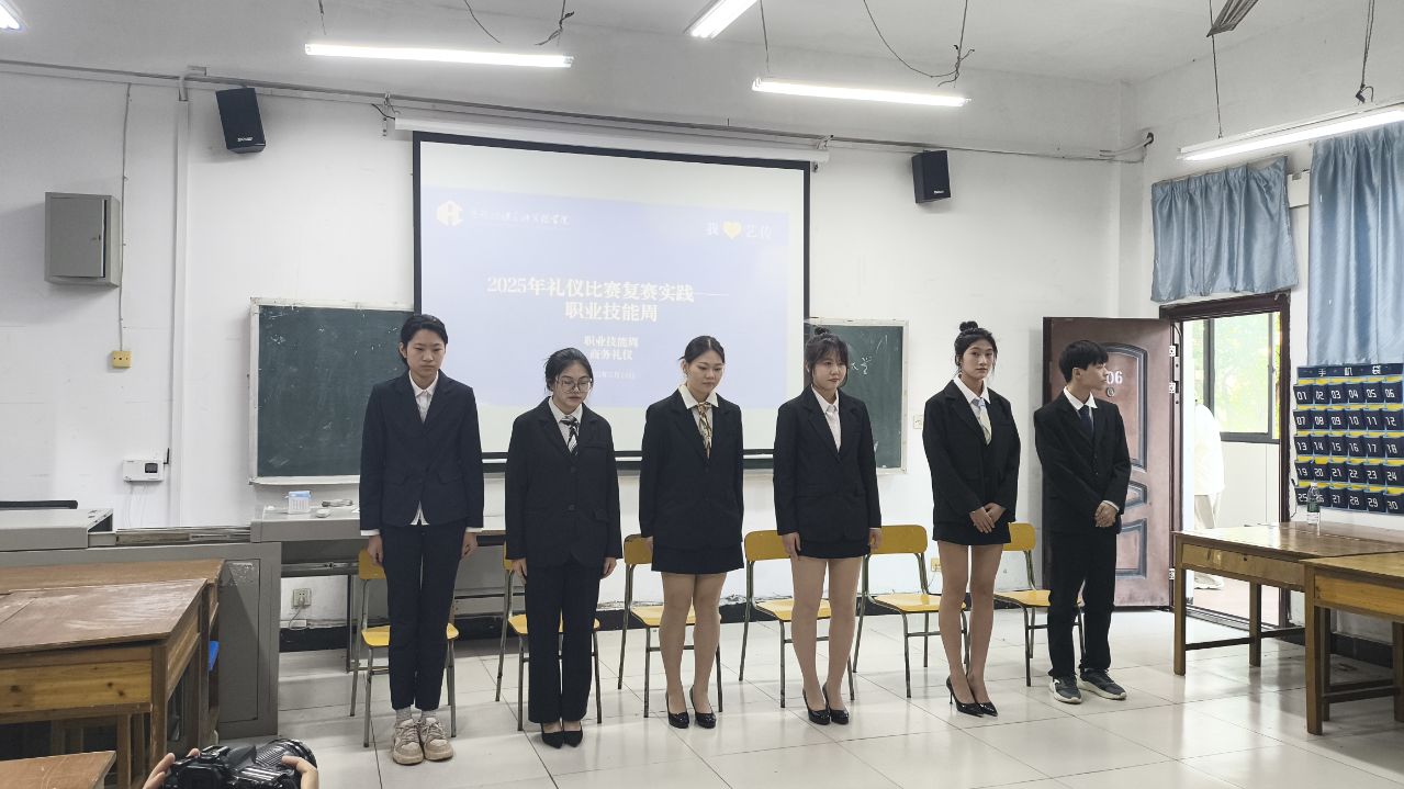 2025年5月14日，学生们采用交流式站姿.jpeg