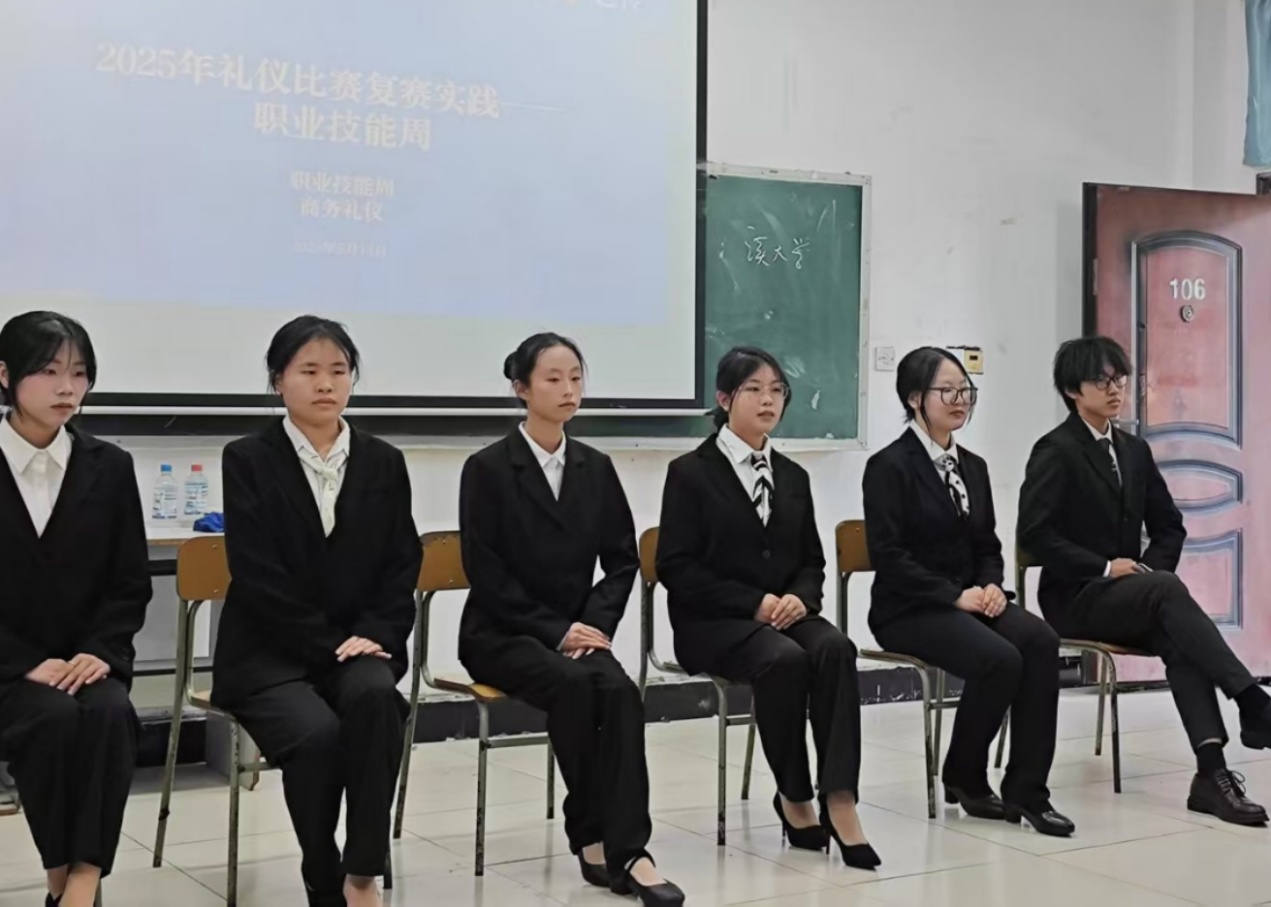 2025年5月14日，学生们进行坐姿比赛.jpeg